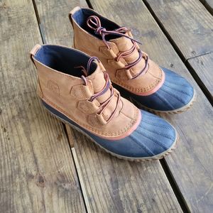 Sorel out n about boots lace up front duck boots womens size 8.5